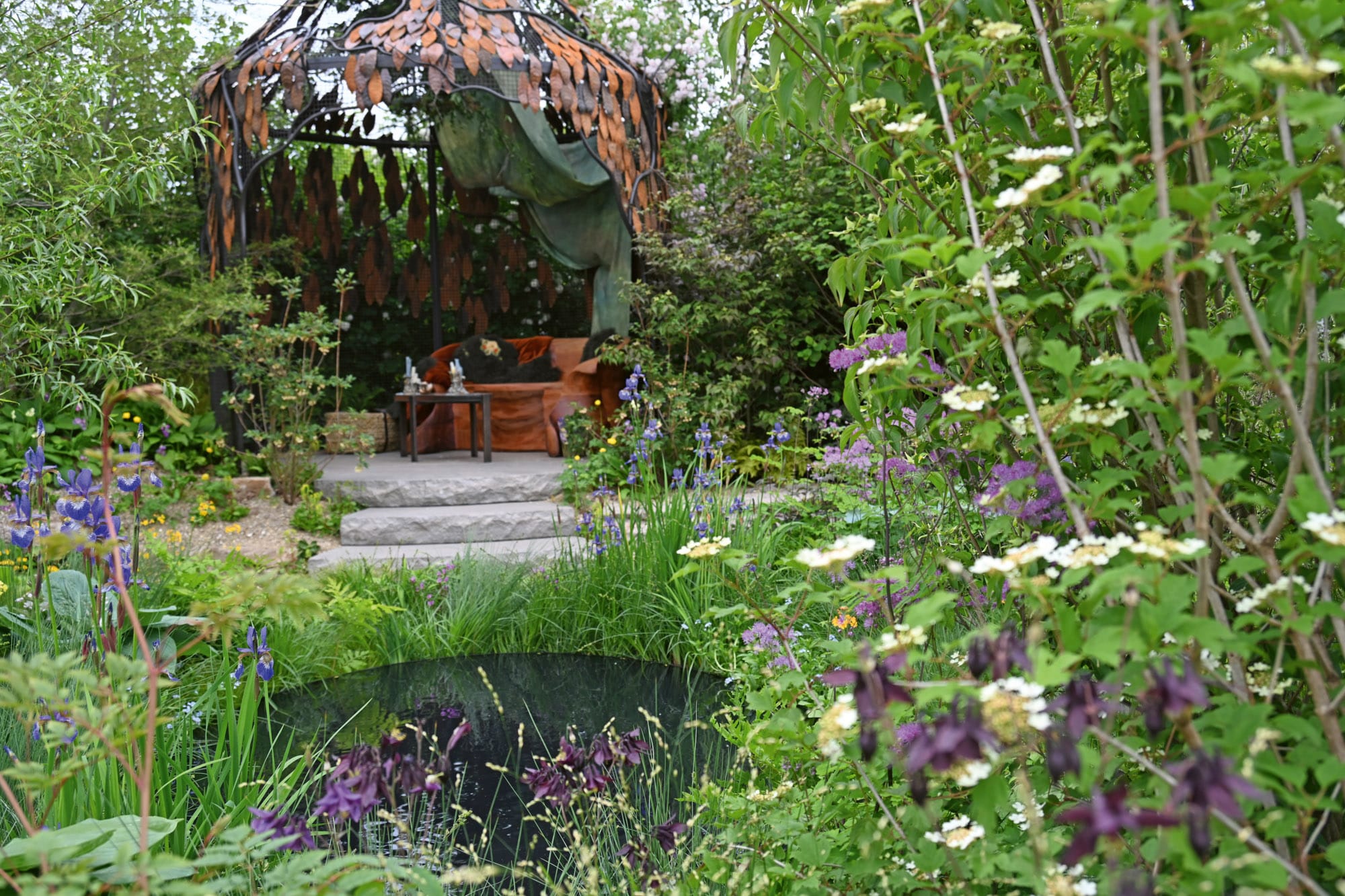 Tuintrends uit Engeland: boterbloemen, bramen en beton